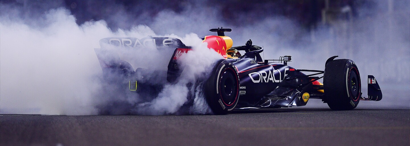 Max Verstappen korunoval majstrovskú sezónu 15. víťazstvom. Abú Zabí ponúklo napínavú strategickú bitku o celkové druhé miesto