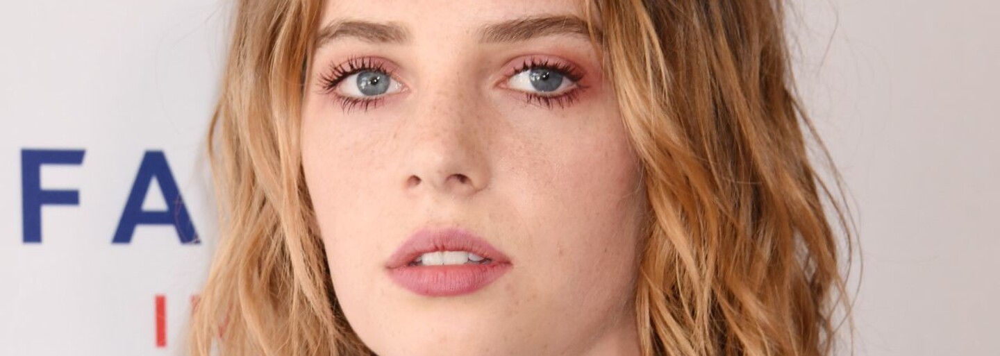 Maya Hawke ze Stranger Things odsoudila odebrání práva na interrupci. „Nebyla bych tu, kdyby máma nešla na potrat,“ řekla