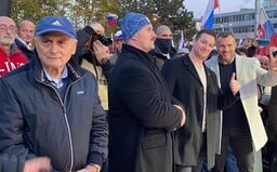 Mazurek, Uhrík aj Kotleba už burcujú ľudí v centre Bratislavy. Stojí s nimi jedna z tvárí Nežnej revolúcie Ján Čarnogurský