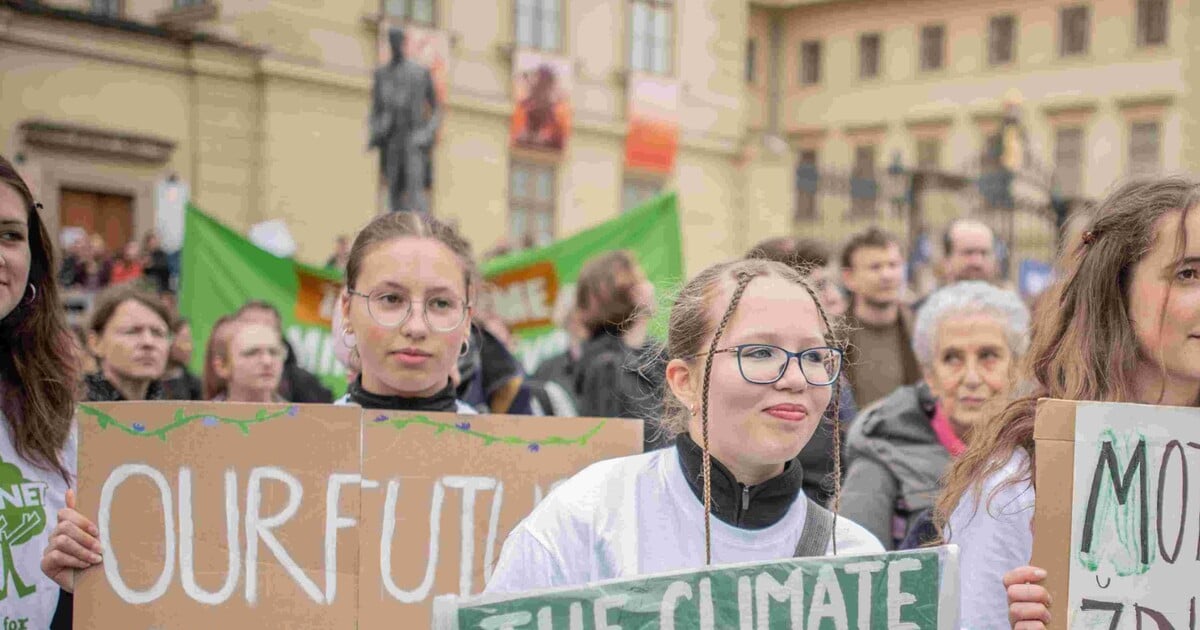 FOTO: „Přírodu škrtnout nenecháme!“ Lidé v Praze demonstrovali proti Motoristům a ničení životního prostředí