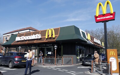 McDonald’s po papírových brčkách nasazuje i dřevěné příbory