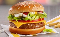 McDonald's představuje veganský hamburger, přivítej McPlant