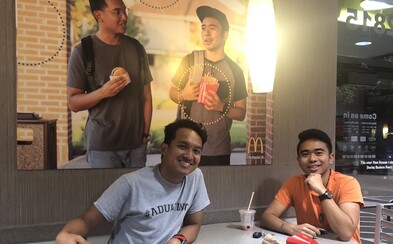 McDonald's daroval 50 tisíc dolarů mladíkům, kteří v prodejně na 51 dní pověsili svou obrovskou fotografii McDonald's daroval 50 tisíc dolarů mladíkům, kteří v prodejně na 51 dní pověsili svou obrovskou fotografii
