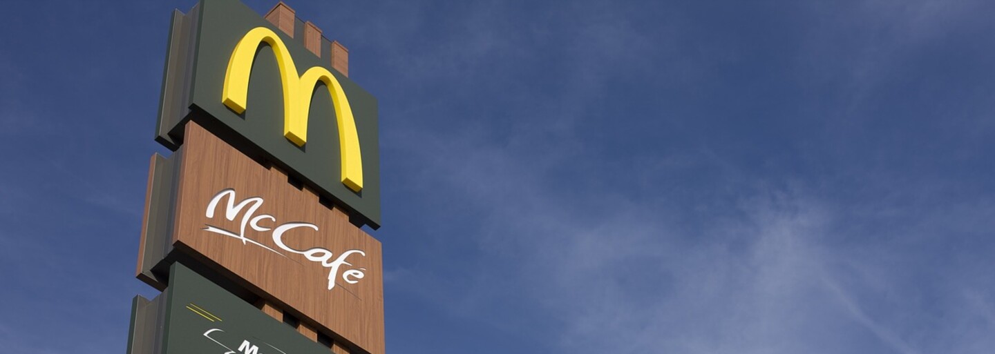 McDonald's daroval 50 tisíc dolarů mladíkům, kteří v prodejně na 51 dní pověsili svou obrovskou fotografii