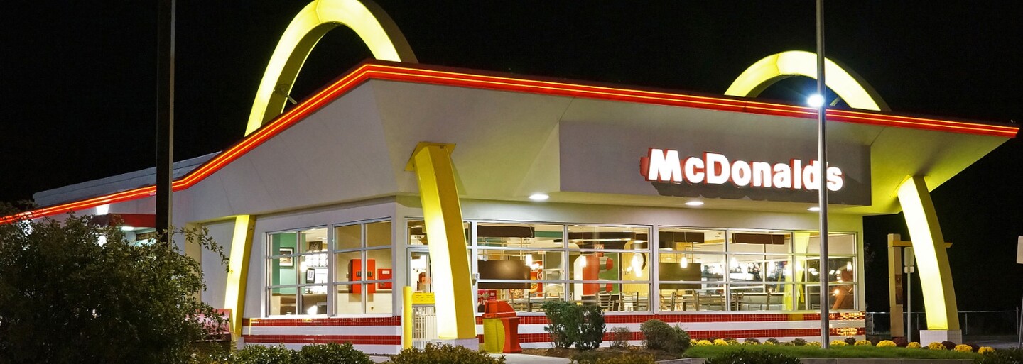McDonald's přestane v Británii a Irsku nabízet plastová brčka. Od září je nahradí papírovou alternativou