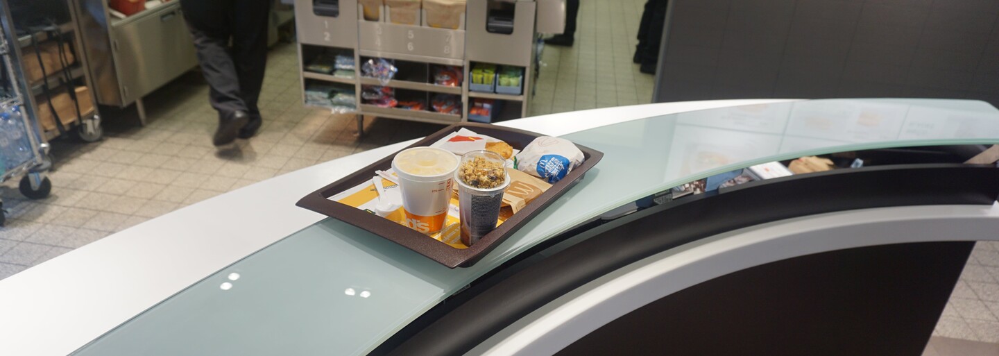 McDonald's zásadne mení svoje prevádzky. Jedlo ti donesú až k stolu a burger si môžeš postaviť podľa seba