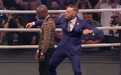 McGregor Mayweatherovi pomyslně naplácal a pak ho ještě chytil za hlavu. Londýnská tiskovka završila mediální šílenství posledních dnů McGregor Mayweatherovi pomyslně naplácal a pak ho ještě chytil za hlavu. Londýnská tiskovka završila mediální šílenství posledních dnů
