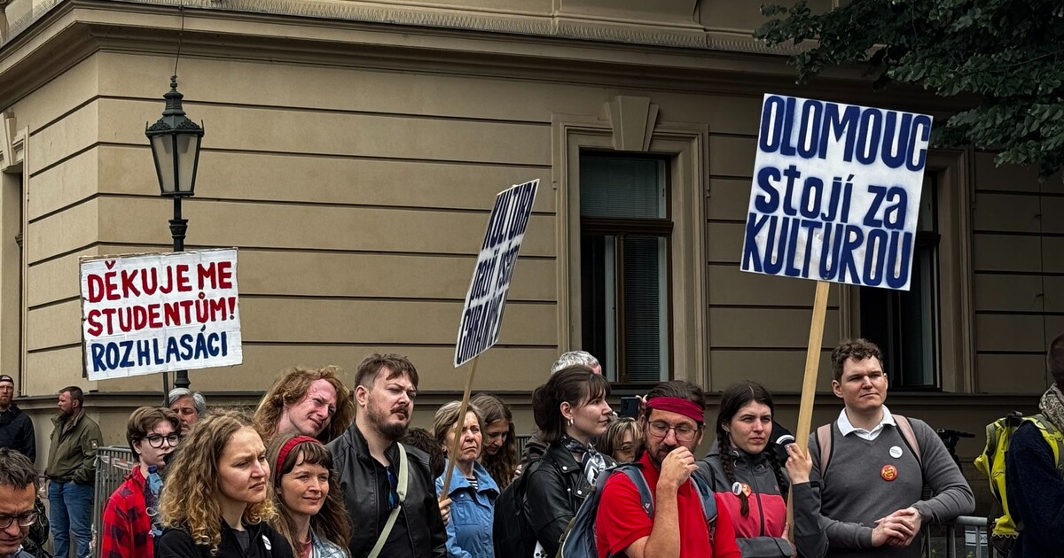 AKTUÁLNĚ: „Vládo, wake up!“ Studenti protestují před sídlem vlády, někteří přišli pěšky z Olomouce
