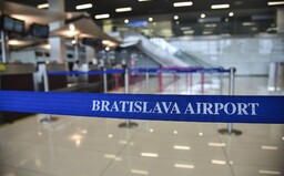 Medzi nakazenými je mestský poslanec z Giraltoviec a ochrankár na bratislavskom letisku. Mohli prísť do kontaktu s desiatkami ľudí