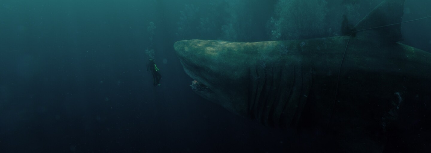 Megalodon si v adrenalínových ukážkach pre Meg pochutnáva na turistoch a lovcoch, ktorí ho chcú zabiť