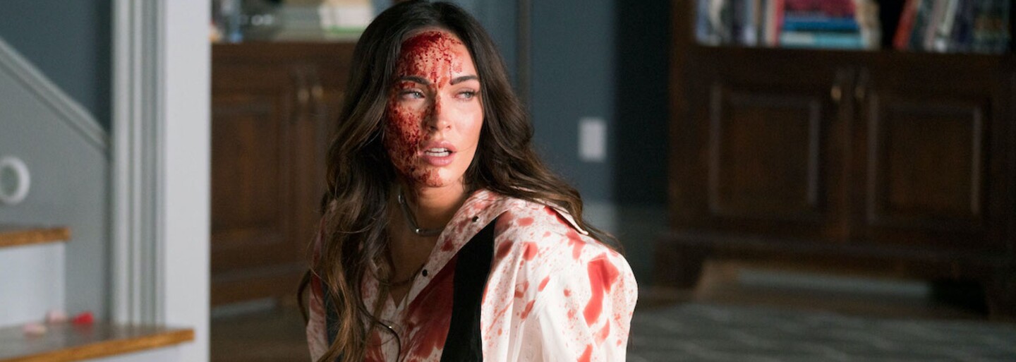 Megan Fox má sex na chatě, ráno se vzbudí připoutaná k mrtvole. Co se skutečně stalo a kdo jí jde po krku?