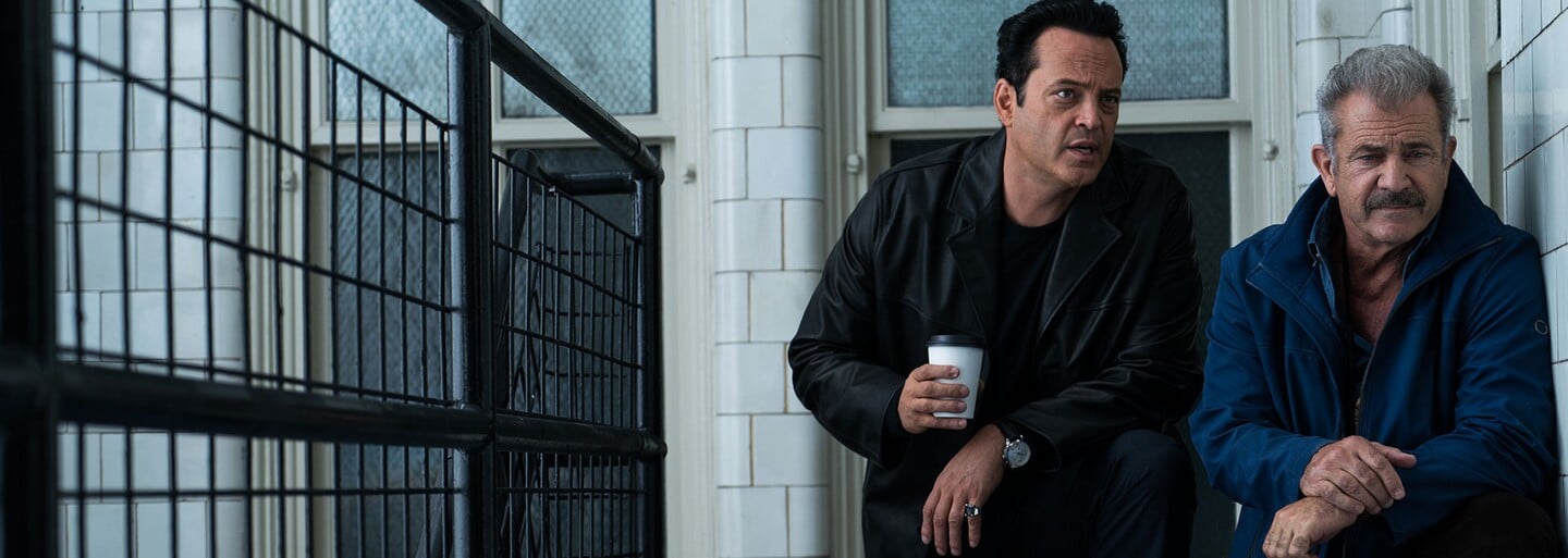Mel Gibson a Vince Vaughn se stávají chladnokrevnými policisty v honbě za bankovními lupiči (Recenze)
