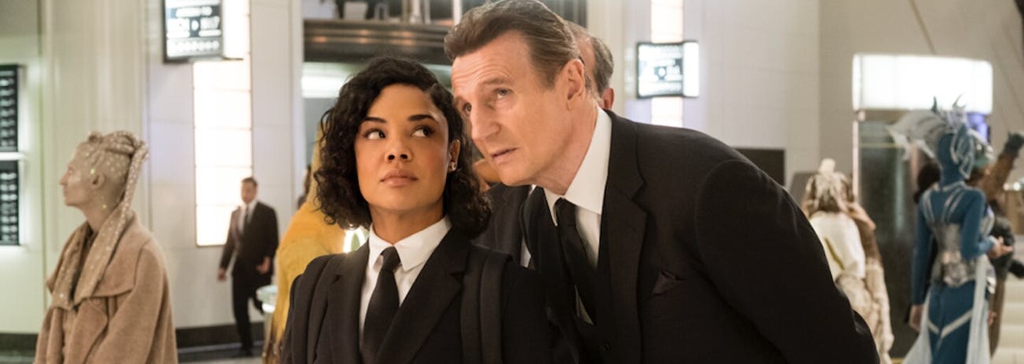 Men in Black je nevýraznou akční komedií po všech stránkách, které se kromě triků nepodařilo téměř nic (Recenze)