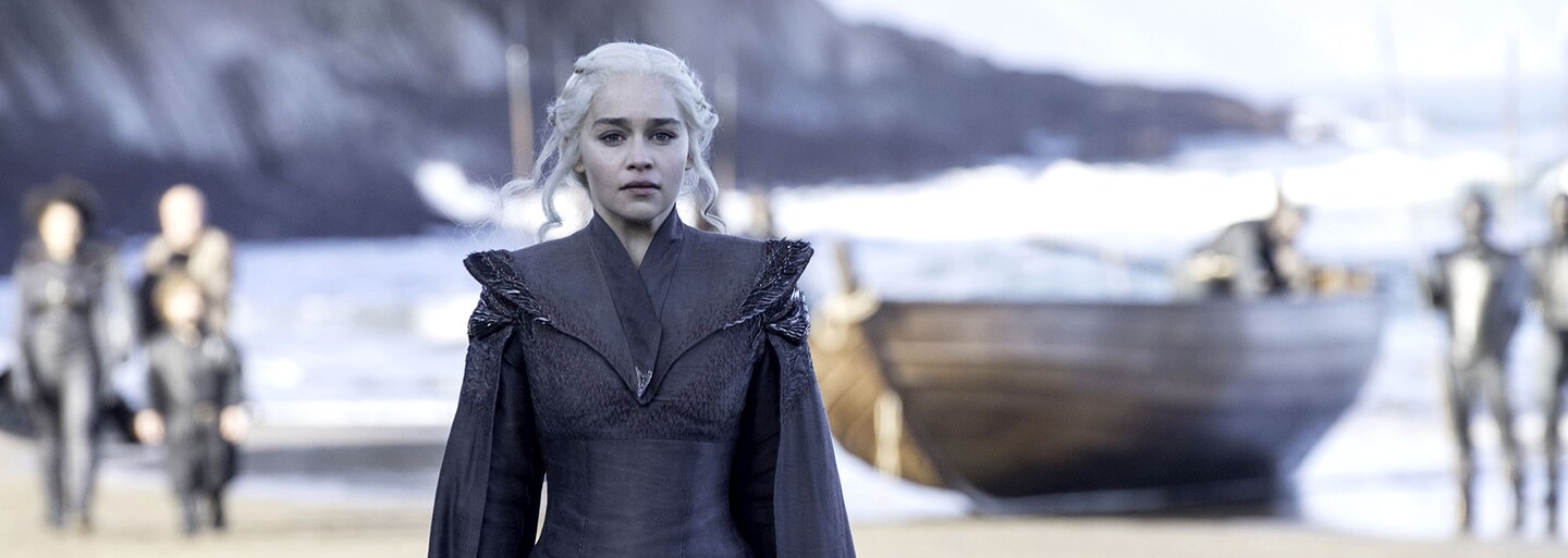 Menstruace aktivuje její superschopnosti a padouchy mlátí ňadry. Emilia Clarke napsala bláznivý komiks