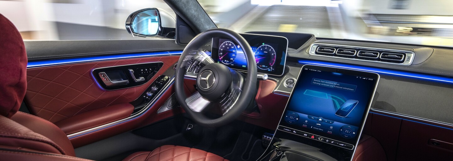 Mercedes-Benz s novým S-kom spúšťa pilotný projekt automatizovaného parkovania bez vodiča