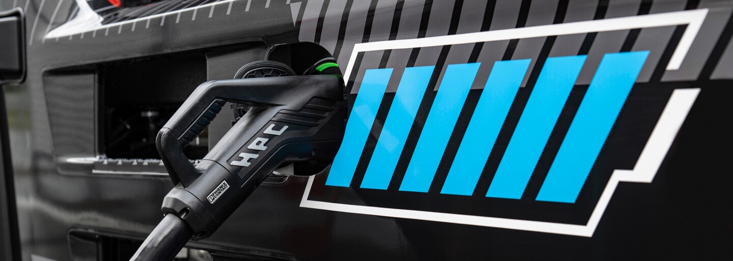 Mercedes-Benz ukázal elektrický ťahač s dojazdom 800 kilometrov a podporou extrémne rýchleho nabíjania