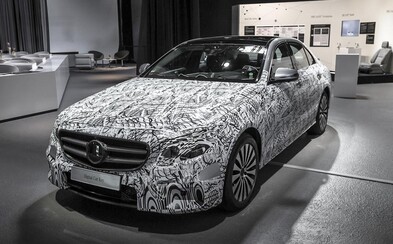 Mercedes odhaľuje tromfy chystanej triedy E. Po vzore S-ka sa pripravte na technologický boom! Mercedes odhaľuje tromfy chystanej triedy E. Po vzore S-ka sa pripravte na technologický boom!