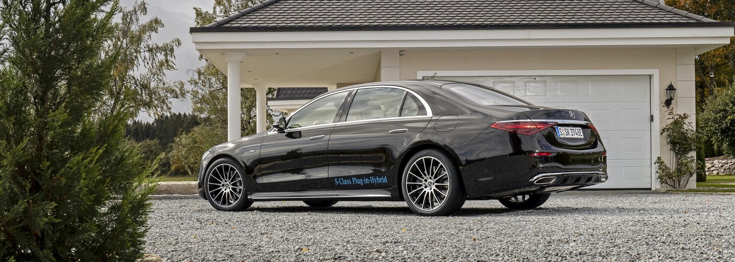 Mercedes triedy S v novej plug-in hybridnej verzii dokáže na elektrický pohon absolvovať viac ako 100 km