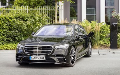 Mercedes třídy S v nové plug-in hybridní verzi dokáže na elektrický pohon absolvovat více než 100 km Mercedes třídy S v nové plug-in hybridní verzi dokáže na elektrický pohon absolvovat více než 100 km
