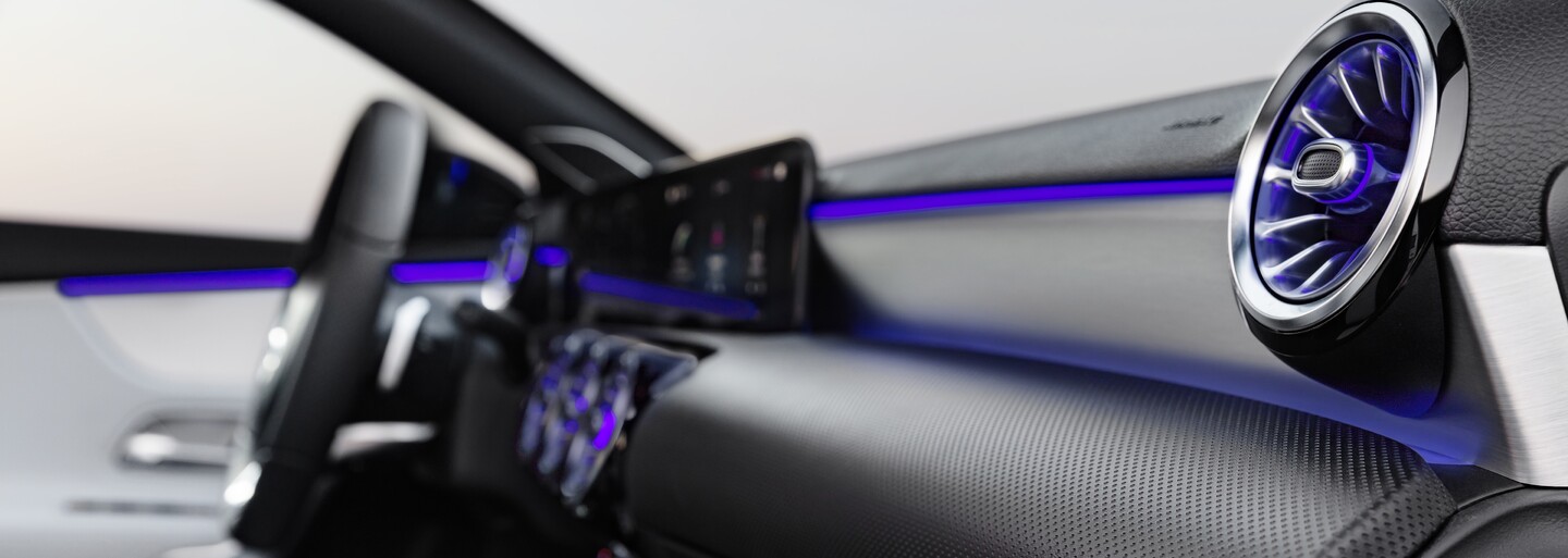 Mercedes vyráža prvými fotografiami A-čka dych. Futuristický interiér sa úplne lúči s analógovými budíkmi