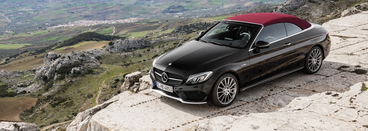 Mercedes-Benz triedy C prišiel vôbec po prvýkrat o strechu, pôvab mu ale nechýba, práve naopak