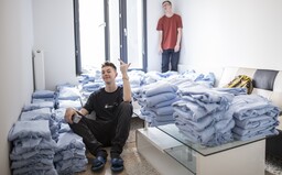 Merch TRAPLIFE nosia tisíce ľudí po celom Slovensku. Kto stojí za týmto hnutím a čo robia so zarobenými peniazmi?