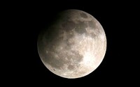 Mesiac nám predvedie polotieňové zatmenie v priaznivú večernú hodinu