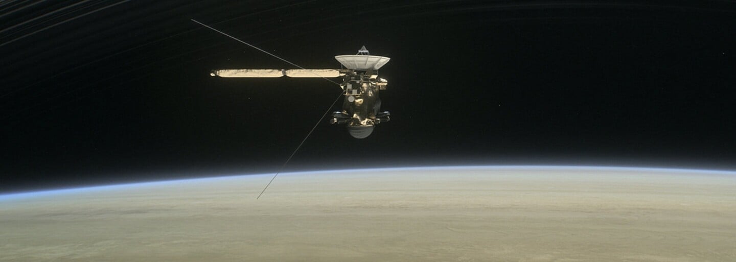 Měsíc Saturnu asi hostí mimozemský život, tvrdí NASA. Vhodné podmínky jsou prý na dně ledového oceánu