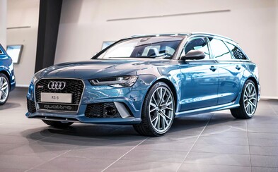 Metalický modrý lak či výfuky Akrapovič, to je vyšperkovaná 605-koňová RS6-ka vo verzii performance Metalický modrý lak či výfuky Akrapovič, to je vyšperkovaná 605-koňová RS6-ka vo verzii performance