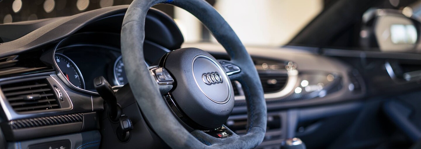 Metalický modrý lak či výfuky Akrapovič, to je vyšperkovaná 605-koňová RS6-ka vo verzii performance
