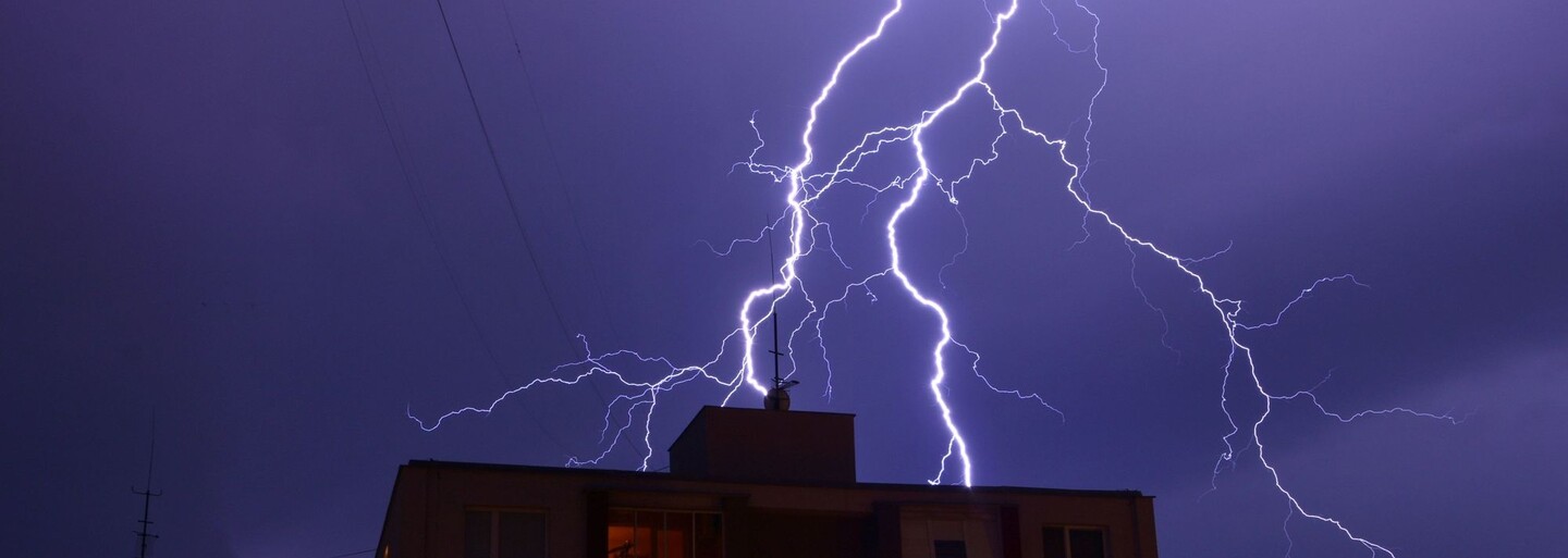 Meteorologové rozšířili výstrahu před bouřkami a krupobitím. Platí pro 10 krajů