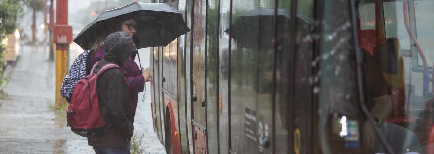 Meteorologové varují před velmi silnými bouřkami. V těchto krajích platí vysoký stupeň nebezpečí