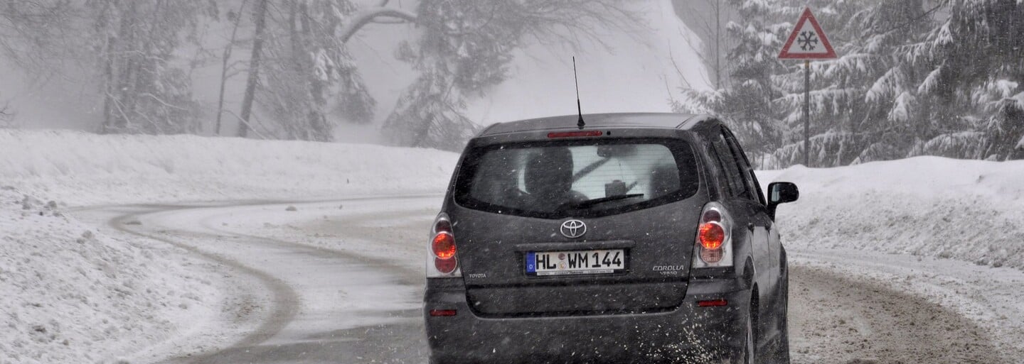 Meteorologové vydali hned několik výstrah. V těchto šesti krajích choď a jezdi opatrně