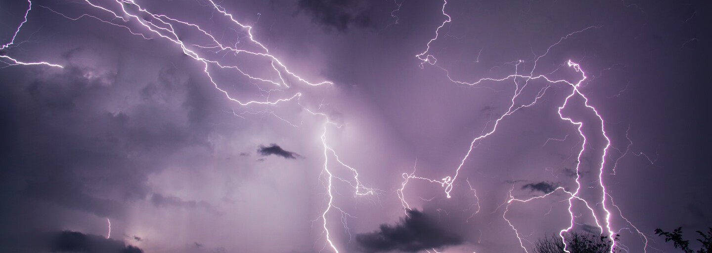 Meteorologové vydali výstrahu před silnými bouřkami, mohou padat i kroupy