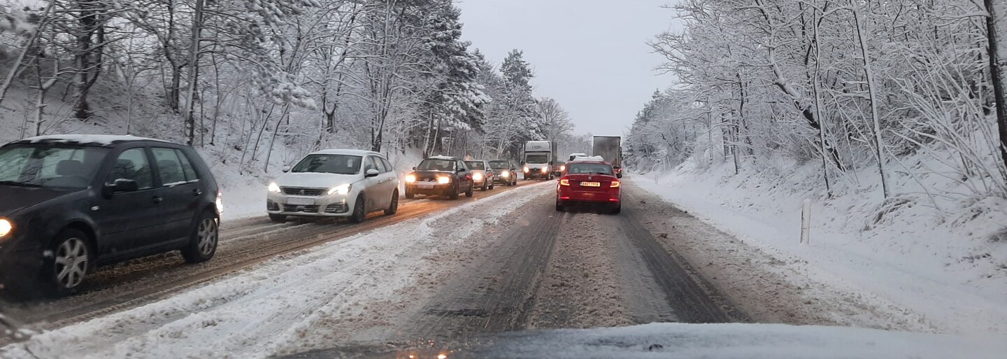 Meteorologové změnili výstrahu, sníh komplikuje dopravu na Liberecku a Mladoboleslavsku
