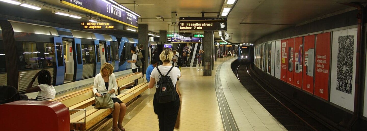 Metro v Štokholme zaplavili kontroverzné obrazy. Sú plné menštruujúcich žien
