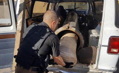 Mexický kartel používal podomácky vyrobenú bazuku na drogy, ktorou vystreľoval narkotiká cez americkú hranicu. Policajti ju našli v dodávke Mexický kartel používal podomácky vyrobenú bazuku na drogy, ktorou vystreľoval narkotiká cez americkú hranicu. Policajti ju našli v dodávke