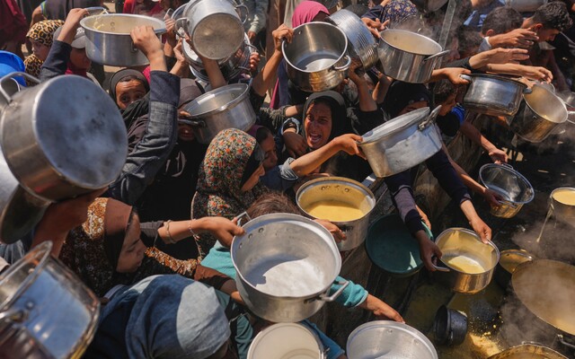 KOMENTÁR: Žiadna armáda sa nebráni hladovaním detí. Izrael Gazu najprv zničil a teraz ju chce anektovať