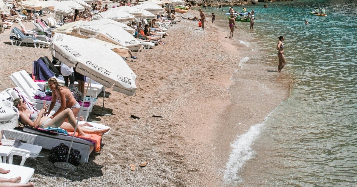 VIDEO: Bizár britských turistů. Přespávali na lehátkách, aby si pojistili místo u bazénu