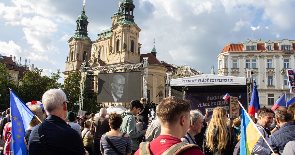FOTO: „Zabraňme vládě extremistů.“ Tisíce lidí v Praze podpořily demokratickou budoucnost Česka