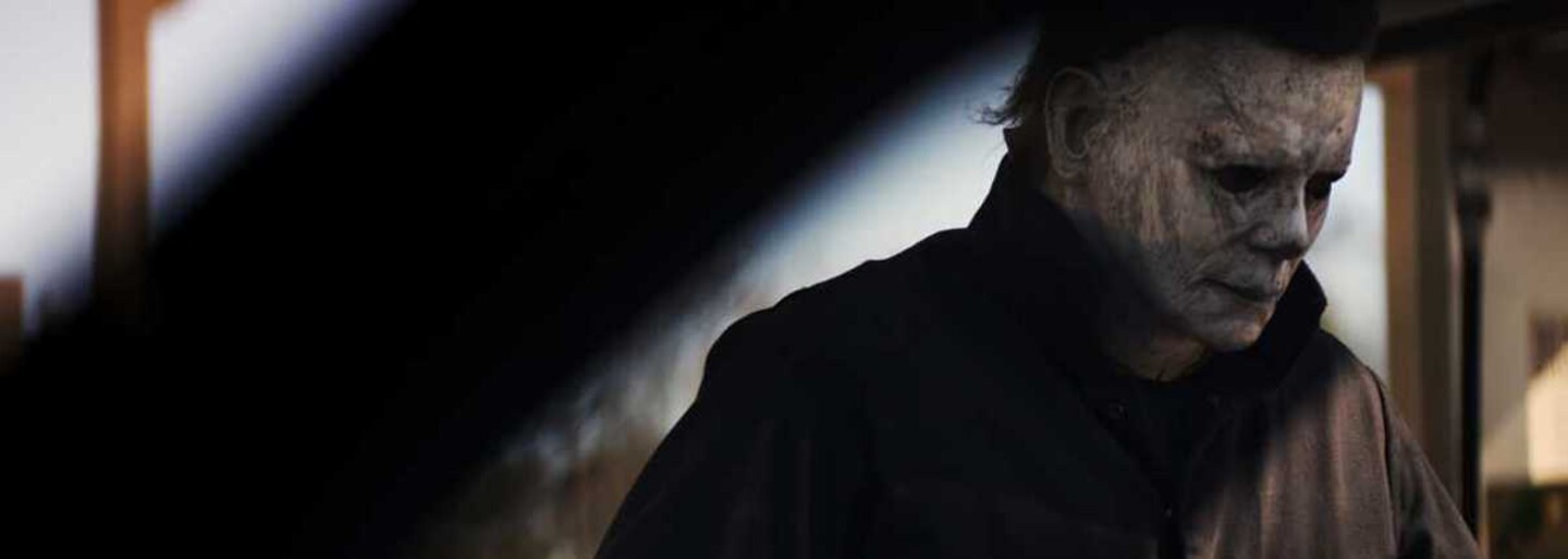 Michael Myers sa vracia na prvých obrázkoch z očakávaného pokračovania hororu Halloween
