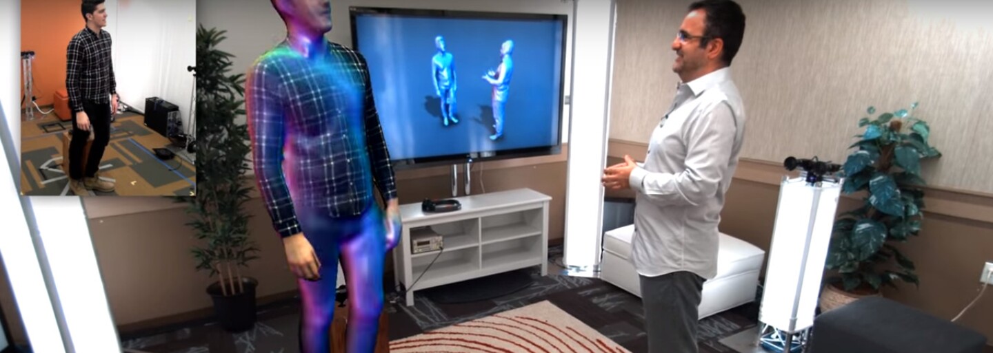 Microsoft posouvá hranice. Jeho VR headset HoloLens zobrazí našeho přítele jako hologram hned vedle nás