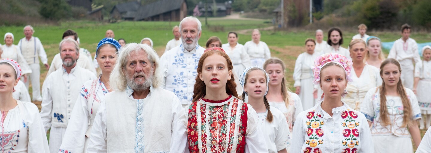 Midsommar je podľa kritikov hororom s najlepšou sexuálnou scénou desaťročia, pri ktorom sa budeš báť a zároveň sa baviť
