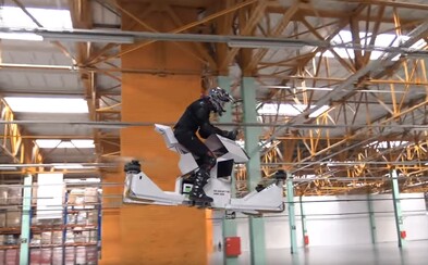 Místo dvou kol čtyři vrtule. Ruský startup zhotovil fungující hoverbike, díky kterému si zalétáme Místo dvou kol čtyři vrtule. Ruský startup zhotovil fungující hoverbike, díky kterému si zalétáme