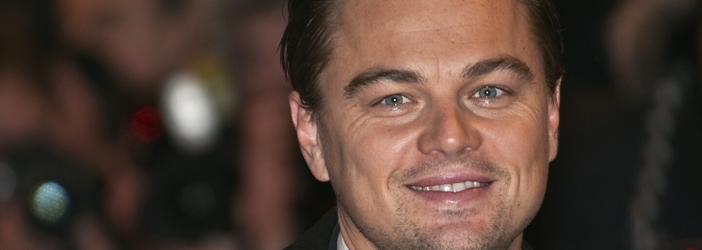 Místo luxusního doplňku nevzhledná igelitka. Leonardo DiCaprio si může dovolit cokoli, osobní věci si však schoval do fialové tašky