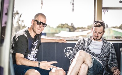 Mike Trafik s Vladimirem 518 jedou v Red Bull Tour Bus na jih Čech Mike Trafik s Vladimirem 518 jedou v Red Bull Tour Bus na jih Čech