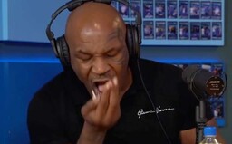 Mike Tyson si v podcastu dával houbičky, předtím vykouřil jointa. U Logana Paula se rozpovídal o drogách