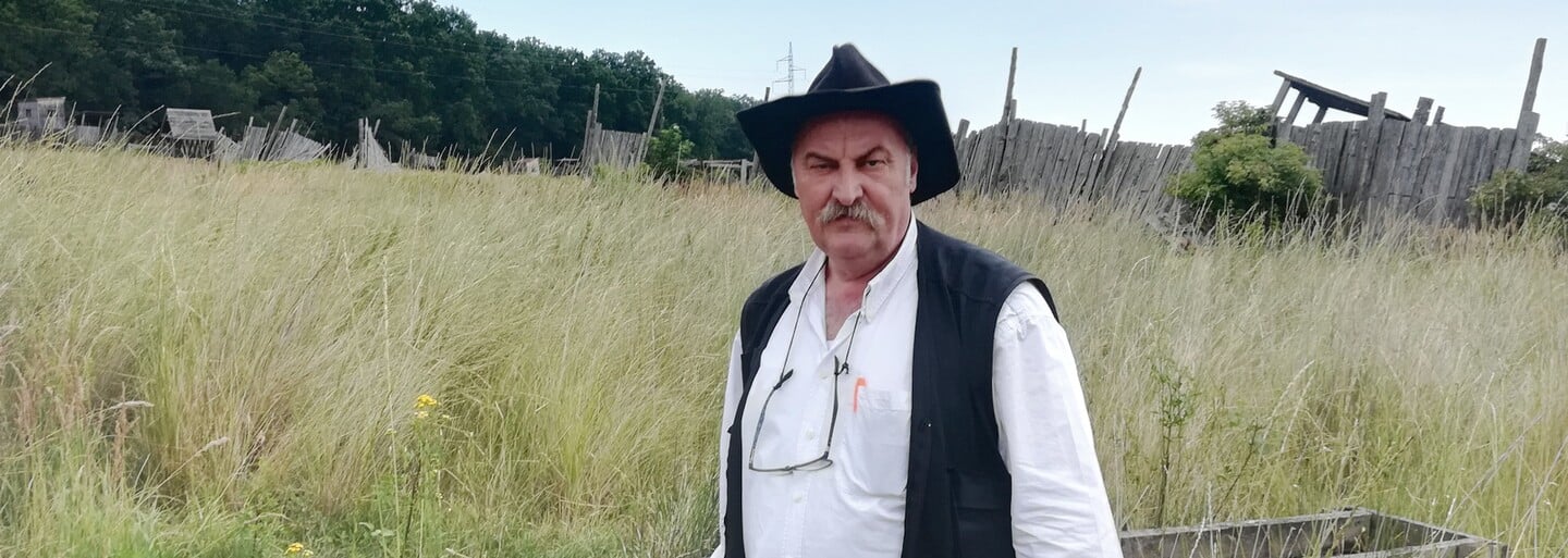 Mikuláš Vareha sa vracia: Vo väzení by mali byť štátne bordely. Rómom dám do lesa služobné slony, boxeri budú dojiť kravy