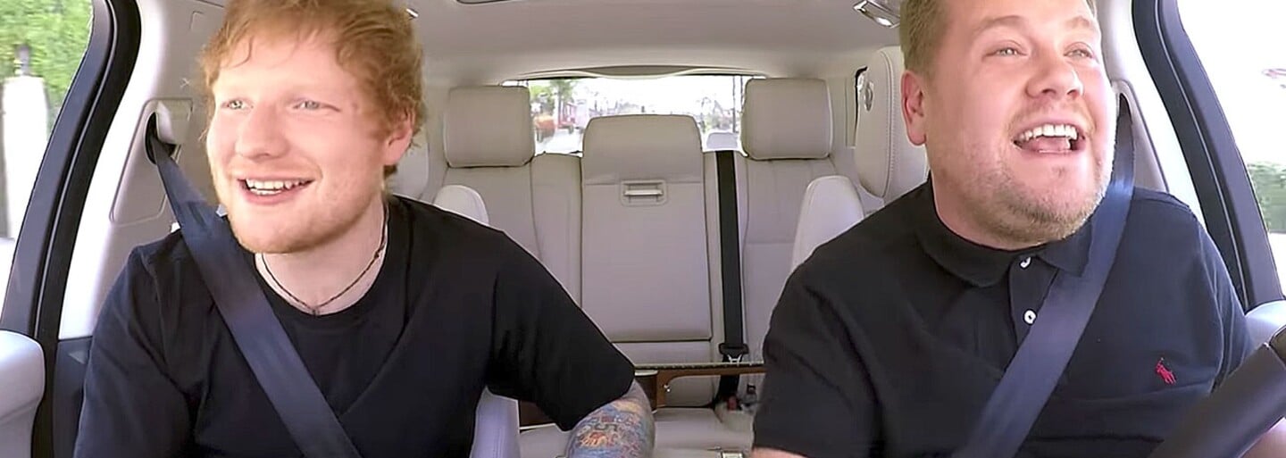 Miláček žen Ed Sheeran jednou udeřil Justina Biebera po hlavě golfovou holí. V novém Carpool Karaoke prozradil spoustu zajímavostí ze soukromí