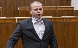 Milana Mazureka vyhodili z banky, lebo si odmietol dať rúško: Nebudem si ničiť zdravie dýchaním vlastného CO2, napísal